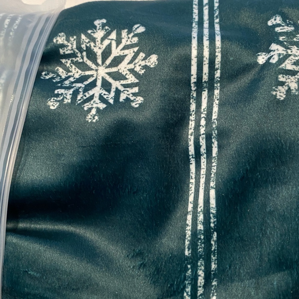 NIP Package of 2, 18” x 18” Dark Green Snowflake Pillow Covers